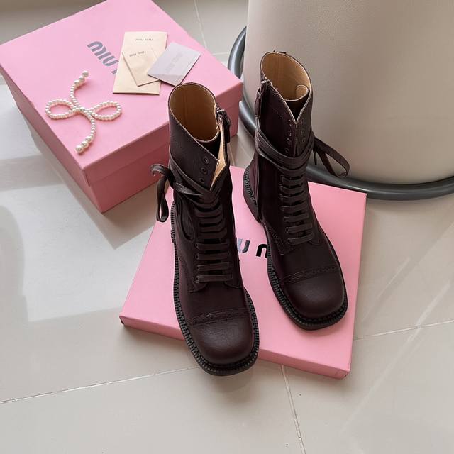 出厂： Miu Miu 2024 顶级专柜 秋冬新款 官网上新 独家首发 Miu 24Ss 秋冬系带短靴 马丁靴 Miu系穿搭 Miumiu Miumiu鞋控